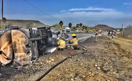 Vuelca pipa y se incendia en carretera de Nuevo León; transportaba derivados de petróleo
