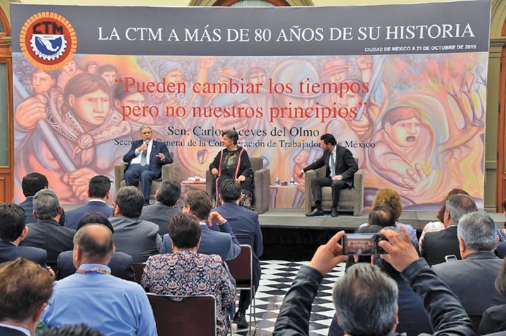 Carlos Aceves del Olmo, secretario general de la CTM (izq.), junto a la expresidenta nacional del PRI Beatriz Paredes presentaron ayer el libro CTM a más de 80 años de su historia. Foto/TOMADA DE TWITTER