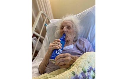 Mujer de 103 años celebra con cerveza tras vencer Covid-19