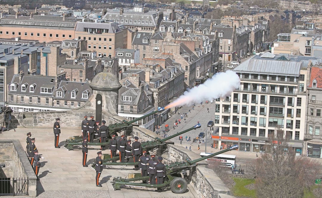 Tropas disparan salvas de cañón en tributo al príncipe Felipe, en el castillo de Edimburgo, Escocia. Foto: Andrew Milligan. AFP