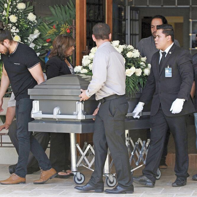 El ataúd con el cuerpo de la maestra Elsa Mendoza, una de las víctimas del tiroteo en El Paso, Texas el pasado 8 de agosto. ARCHIVO EL UNIVERSAL