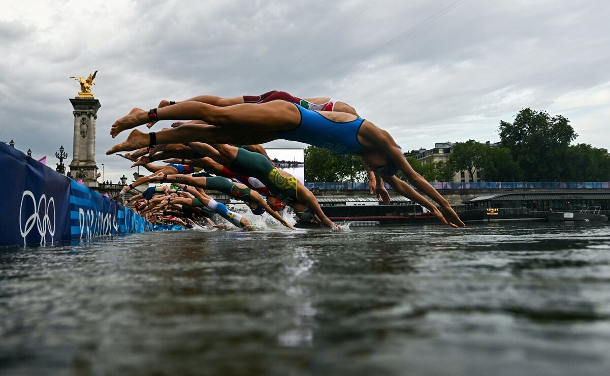 Prueba de triatlón en el Río Sena, durante los Juegos Olímpicos de París - Foto: AP