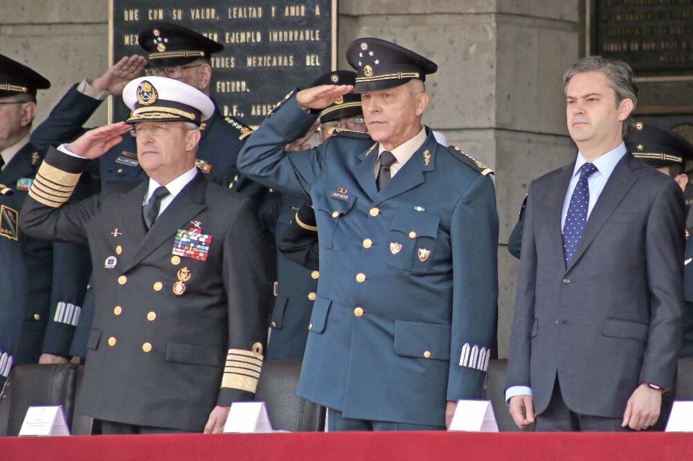 Los secretarios de Marina, Francisco Soberón; de la Defensa Nacional, Salvado r Cienfuegos, y de Educación Pública, Aurelio Nuño, durante la ceremonia (ARIEL OJEDA. EL UNIVERSAL)