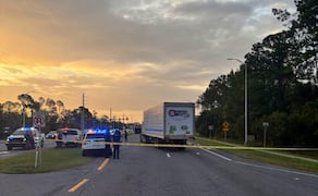 En la imagen, proporcionada por el departamento de policía del condado St. Johns, se observa el cierre de los carriles hacia el este de la autopista SR 16 entre Outlet Mall Boulevard e Inman Road en St. Augustine, Florida, tras una colisión fatal. (14/07/26) Foto: AP