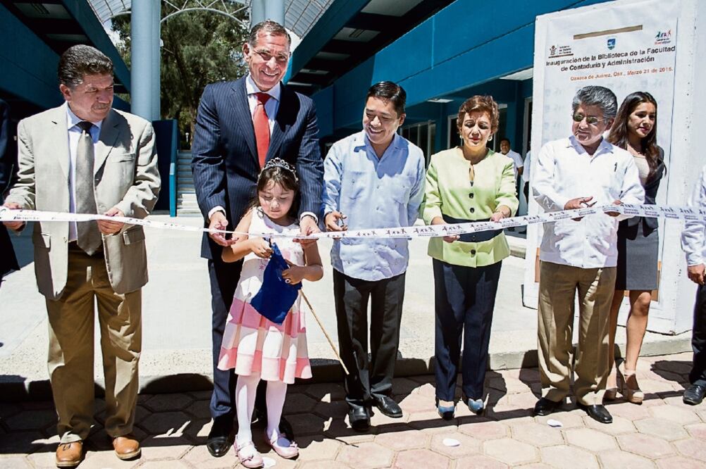 El gobernador Gabino Cué encabezó la entrega de la Biblioteca de la Facultad de Contaduría y la Red Inalámbrica de Ciudad Universitaria. 