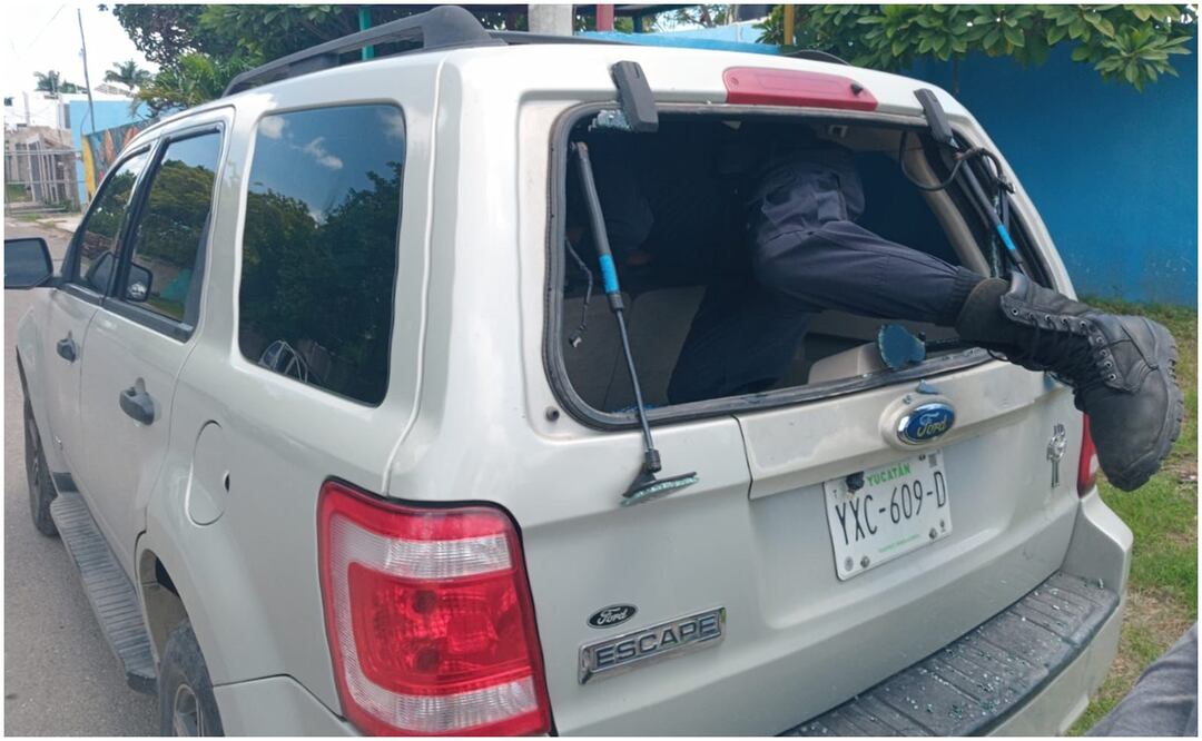 La Policía estatal tuvo que romper el medallón trasero del vehículo para sacar al niño que quedó encerrado dentro del auto en Yucatán. Foto: Especial