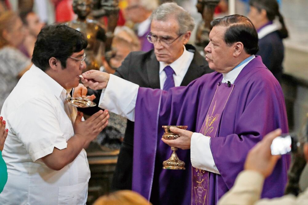 Norberto Rivera afirma que la democracia mexicana es cada vez más cara, a costa de recortes presupuestarios a programas sociales y al sector salud. (IRVING OLIVARES. EL UNIVERSAL)