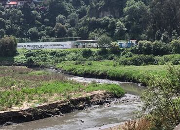 Vecinos acusan falta de mantenimiento en presa que regula aguas negras en Huixquilucan
