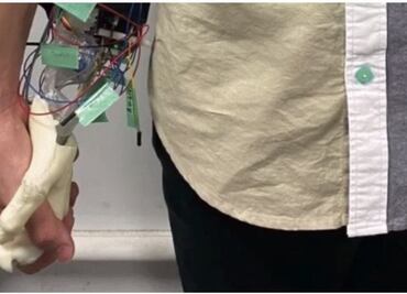 Este día del soltero, conoce al robot que te toma de la mano