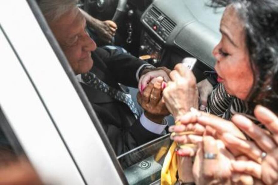 López Obrador, una estrella de rock en las calles de México