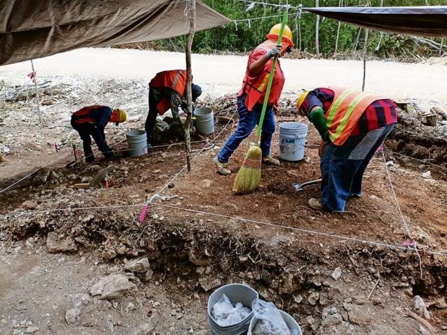 Aunque las tareas de salvamento arqueológico fueron explicadas y justificadas durante las ponencias, también se reconoció que muchos trabajadores del INAH trabajan por convicción, pero sin prestaciones, y que no se cuenta con la cantidad necesaria de arqueólogos como sería deseable. Foto: Presentación “El Salvamento Arqueológico en el Tren Maya”, de Pérez Rivas