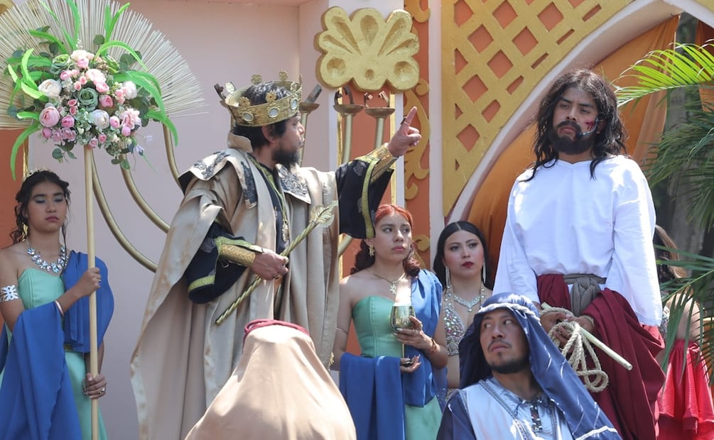 Juicio de Jesucristo ante Poncio Pilatos y el Rey Herodes durante la 183 representación del viacrucis en Iztapalapa. Foto: Gabriel Pano / EL UNIVERSAL