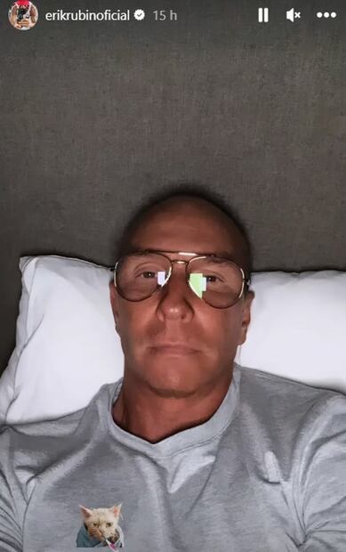 Erik Rubín muestra fotografía desde su cama. Foto: Instagram oficial del famoso.