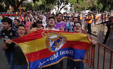 Aficionados del Real Madrid celebran victoria en la Glorieta de Las Cibeles en CDMX