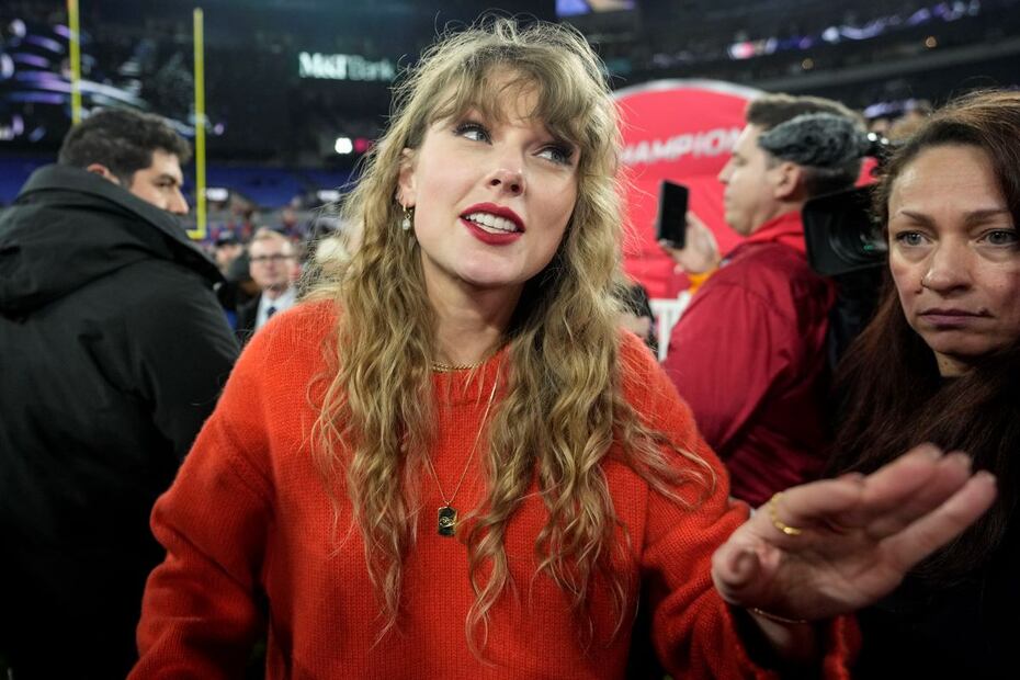 Taylor Swift habla con la gente en el campo después del juego entre los Baltimore Ravens y los Kansas City Chiefs, el domingo 28 de enero de 2024, en Baltimore. FOTO: ALEX BRANDON. AP