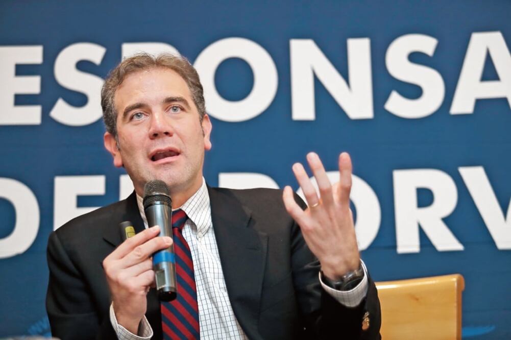 El consejero presidente del INE, Lorenzo Córdova, dijo que el hecho de que Salgado tenga doble nacionalidad no le impide estar en la contienda. Foto: ARCHIVO EL UNIVERSAL