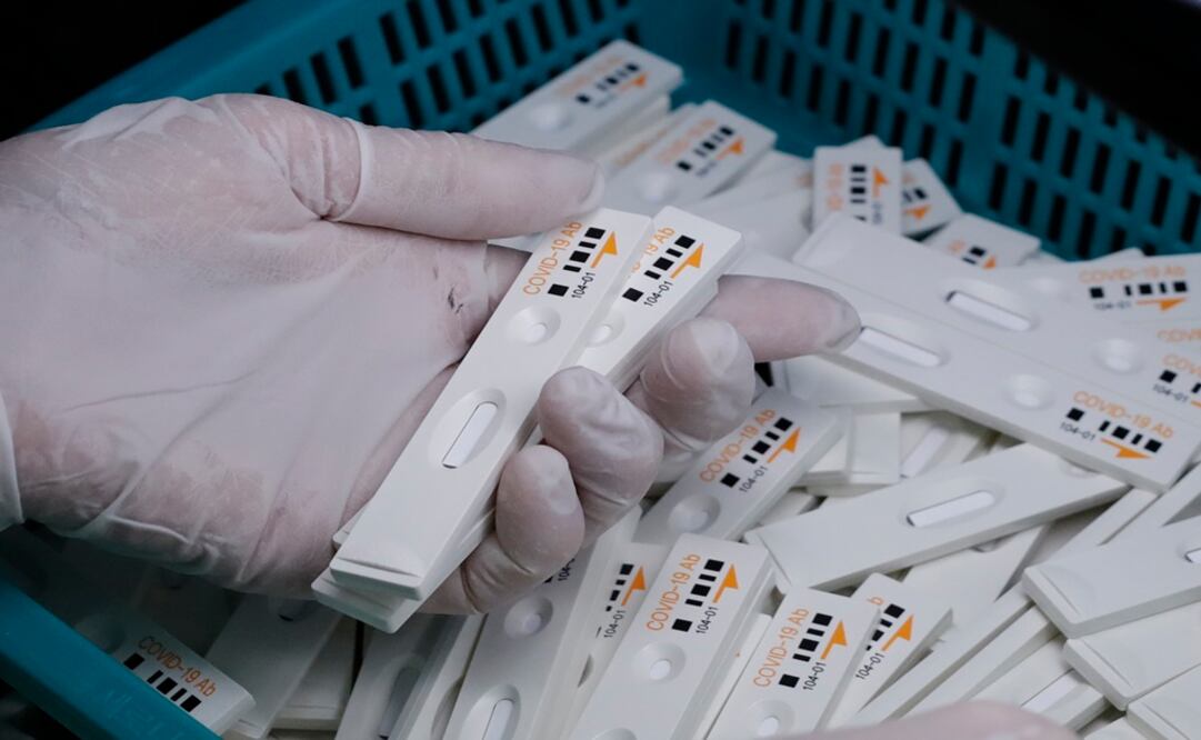 An employee holds antibody test cartridges of the ichroma COVID-19 Ab testing kit used in diagnosing the coronavirus - Photo: Lee Jin-man/AP