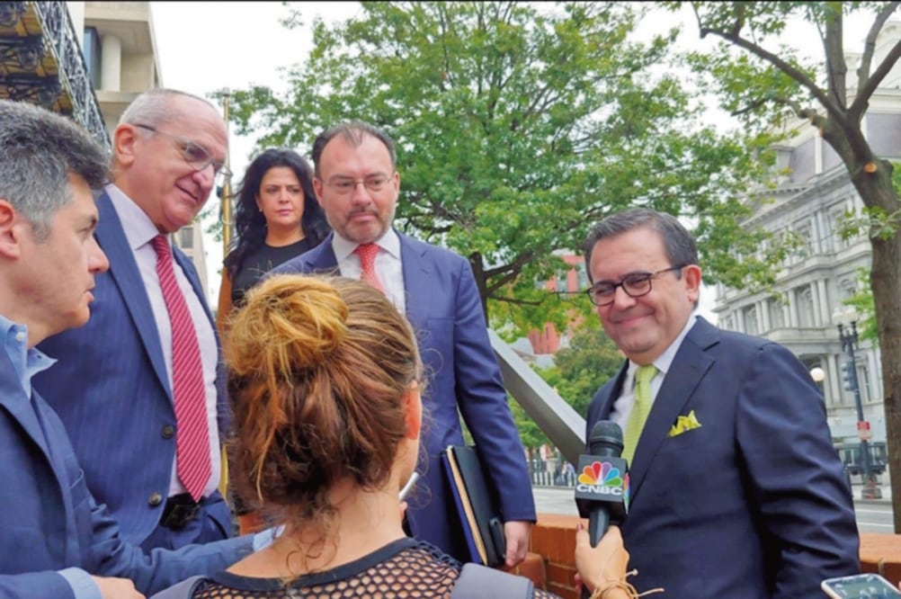 Jesús Seade, asesor del virtual presidente electo, Andrés Manuel López Obrador (segundo de izq. a der), y los titulares de la SRE, Luis Videgaray, y de Economía, Ildefonso Guajardo, al llegar a una reunión en la representación comercial de EU. (CORTESÍA)