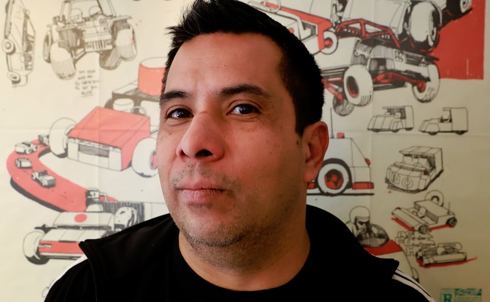 Retratos al escritor Carlos Velázquez por su libro " El menonita zen" ; en la librería la increíble ubicada en Juan de la Barrera número 112 en la colonia condesa. Foto: Fernanda Rojas/ El Universal.