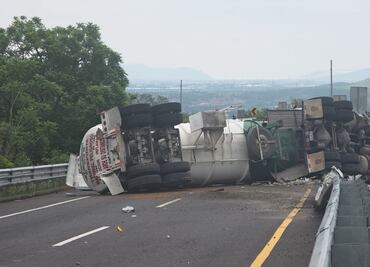 Volcadura de pipa cargada con combustible; dos muertos y cierre vial en la autopista La Pera-Cuautla