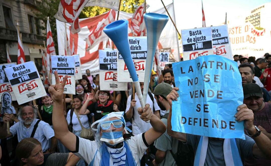 Miles de personas se suman a la marcha de los jubilados argentinos en Buenos Aires. (18/03/25) Foto: AFP