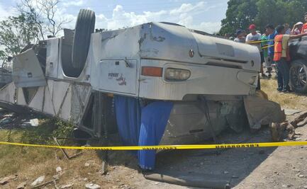 Tren impacta autobús en Tamaulipas; lo parte a la mitad