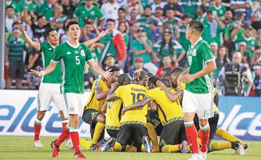 Incrédulos, jugadores de la Selección Mexicana se reclaman mutuamente tras la anotación del conjunto caribeño que deja fuera del torneo al Tri (JAE HONG. AP)