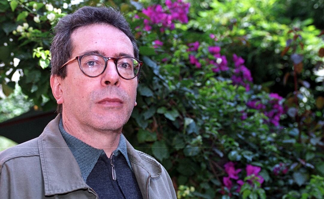 El escritor aseguró que para producir placer y admiración tiende a escribir bien. Foto: César Aira