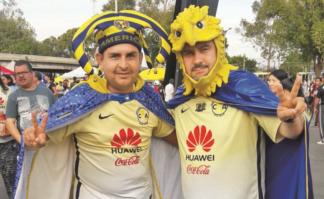 Aficionados llegaron con atuendos y muy animados. (SEBASTIÁN GARCÍA. EL UNIVERSAL)