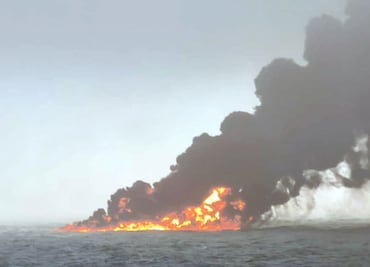 Tras choque de petrolero y carguero en mar del Norte continúa incendio; no ven señales de contaminación “por el momento”