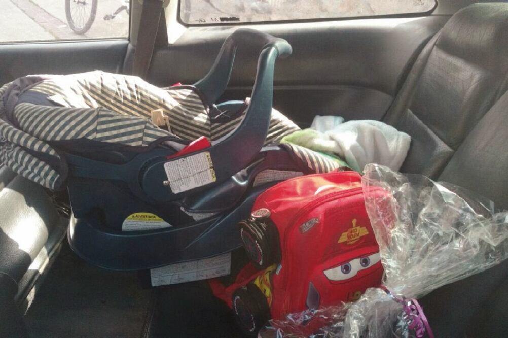 La mamá del niño lo dejo adentro de su automóvil, con las ventanas cerradas, al volver el bebé estaba inconsciente, lo llevó al Seguro Social pero los doctores no pudieron hacer nada por él. (VÍCTOR ROMO. EL UNIVERSAL)