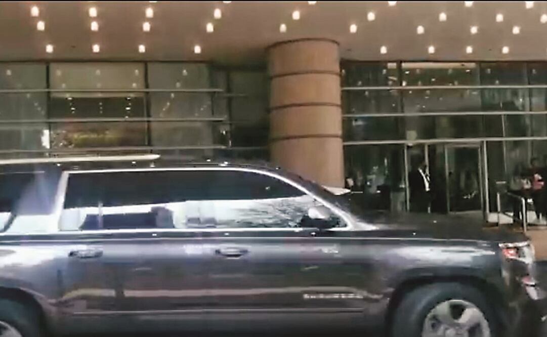 Una camioneta blindada, donde supuestamente iba el cantante, salió rápidamente sin detenerse, lo que no detuvo los gritos de los fans. Foto: Araceli García / EL UNIVERSAL