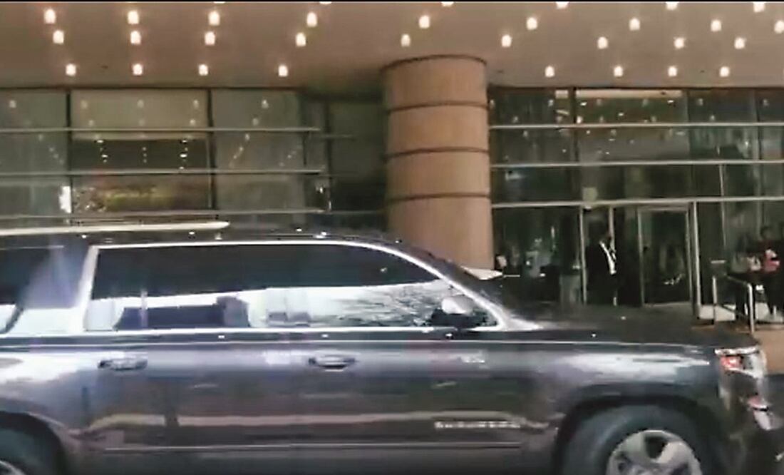 Una camioneta blindada, donde supuestamente iba el cantante, salió rápidamente sin detenerse, lo que no detuvo los gritos de los fans. Foto: Araceli García / EL UNIVERSAL