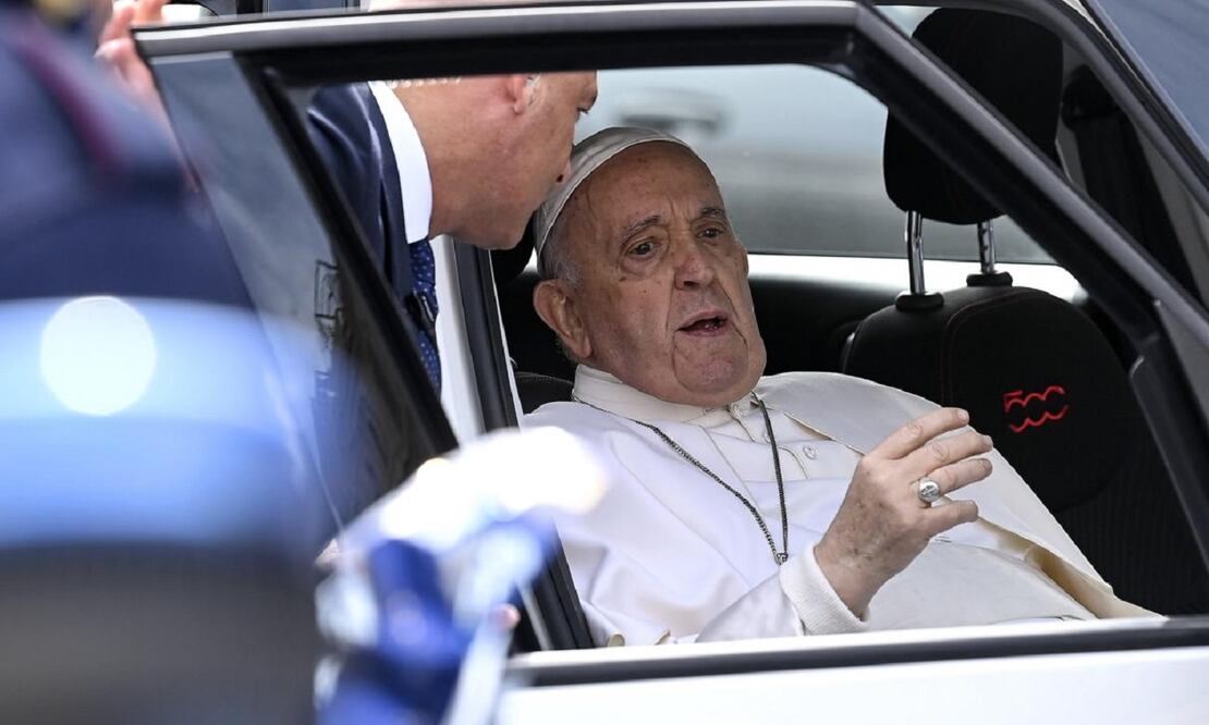El papa Francisco, tras abandonar el hospital donde fue internado por problemas respiratorios. Foto: EFE