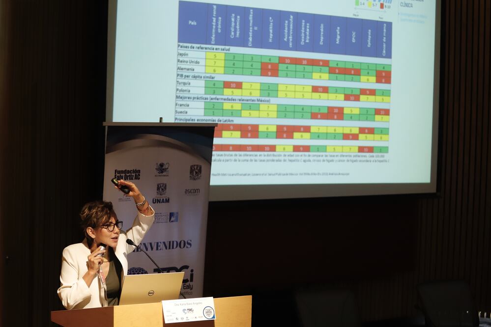 Karla Báez Ángeles, directora de acceso de la AMIIF, durante su intervención en el Taller de periodismo científico Jack F. Ealy en la facultad de Medicina de la UNAM /Berenice Fregoso. EL UNIVERSAL