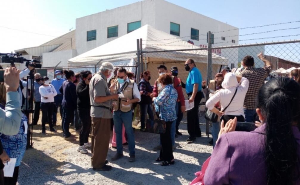 Entre caos y desorganización, inicia vacunación antiCovid en Saltillo