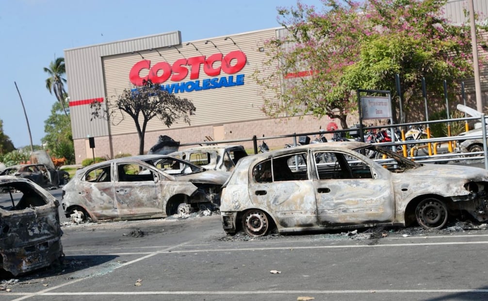 Comando quemó hasta calcinar decenas de autos en de Fluvial Vallarta, en Puerto Vallarta, tras la muerte de "El Mencho". Foto: Juan Carlos Williams/EL UNIVERSAL