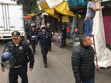 Comerciantes protestan en el Zócalo tras retiro de Eje 1 Norte