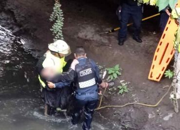 Adulto mayor cae a canal de aguas negras en Coyoacán; no presenta lesiones