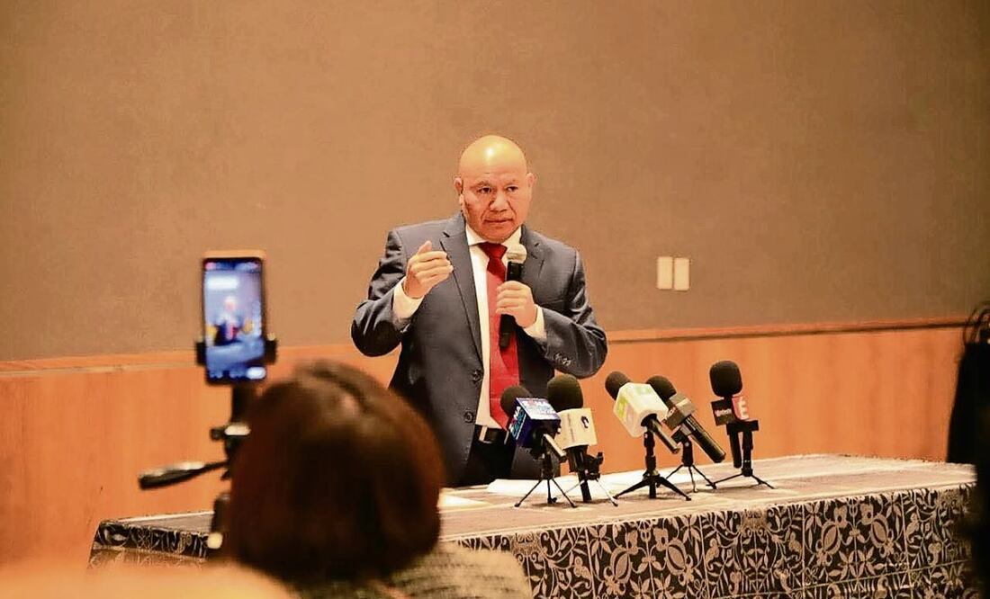 El alcalde de Tlalnepantla, Raciel Pérez, explicó la necesidad de sanear el cuerpo de seguridad. Foto: Especial