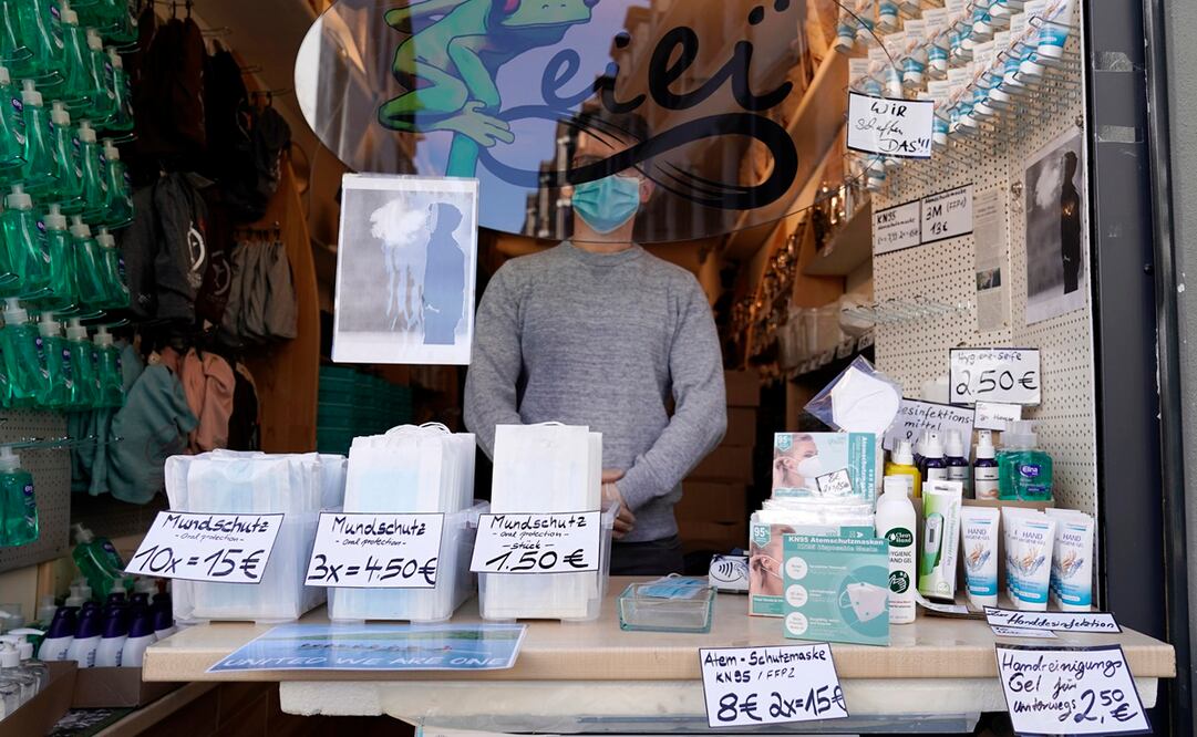 Sigue vigente la instrucción de respetar una distancia mínima de un metro y medio en los lugares públicos y el uso de mascarillas (Foto: EFE)