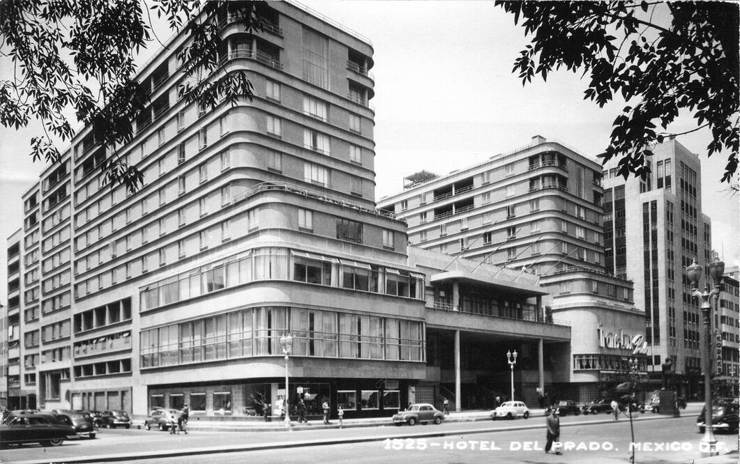 El Hotel del Prado en la avenida Juárez, ubicado entre las calles de Azueta y Revillagigedo. Este inmueble, obra de Carlos Obregón Santacilia, fue demolido tras los sismos de 1985 debido a los daños que presentó; hoy en su lugar se encuentra un hotel de la cadena Hilton. Crédito: Colección Carlos Villasana.