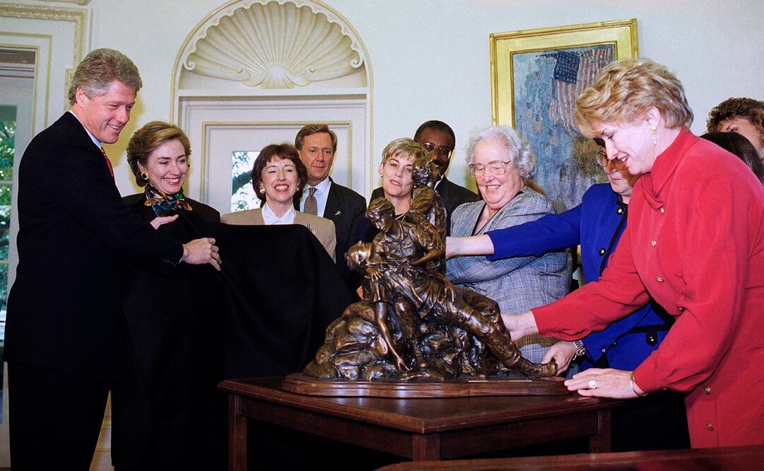 En esta foto del 10 de noviembre de 1993, el presidente Bill Clinton y la primera dama Hillary Rodham Clinton develan una minuatura del Monumento a las Mujeres de la Guerra de Vietnam en la Casa Blanca. Foto: AP Foto/Dennis Cook, Archivo