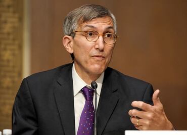 Dimite el responsable de vacunas de la Administración de Alimentos y Medicamentos de EU; fustiga a Robert F. Kennedy Jr.