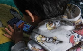 Niños y adolescentes pasan hasta 4.5 horas diarias conectados, alerta CNDH; reitera llamado a regular IA