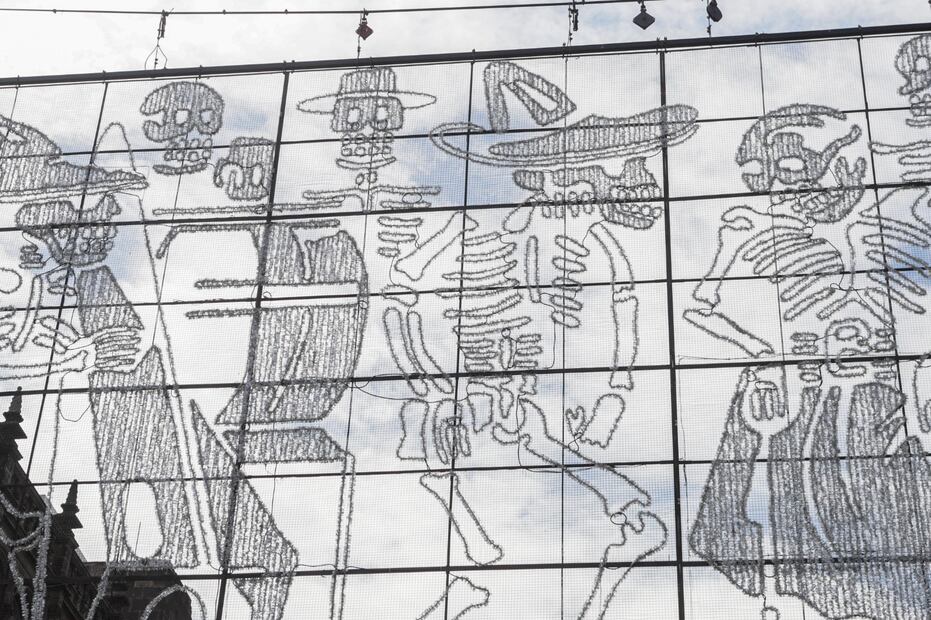CDMX instala iluminación de Día de Muertos 2023 en el Zócalo. Foto: Gabriel Pano / EL UNIVERSAL