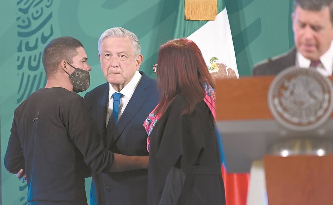 Tras esquivar tres filtros de seguridad, un joven pudo hablar con el Presidente, a quien le pidió ayuda para salir adelante. Foto: Berenice Fregoso. EL UNIVERSAL