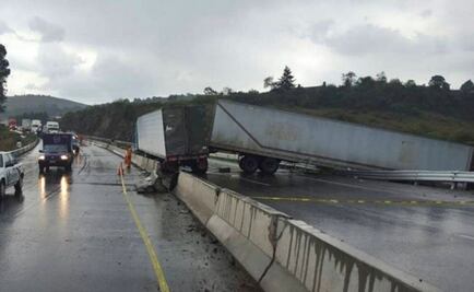 Spectacular trailer-truck crash over the Toluca-Palmillas highway
