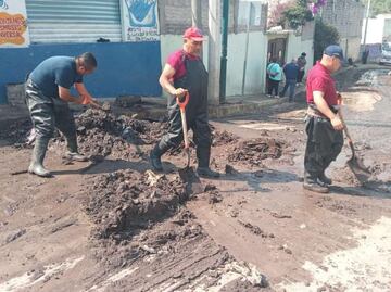 Tormenta arrastra lodo y basura en el Edomex; trabajadores del gobierno retiran 30 toneladas