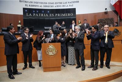 PRD y PT toman tribuna en el Senado por Ayotzinapa